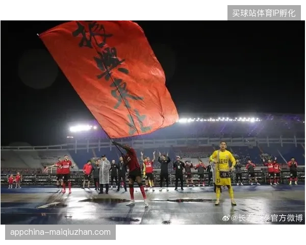 武汉三镇的阵容重组带来不确定性，新援能否融入体系成为保级关键